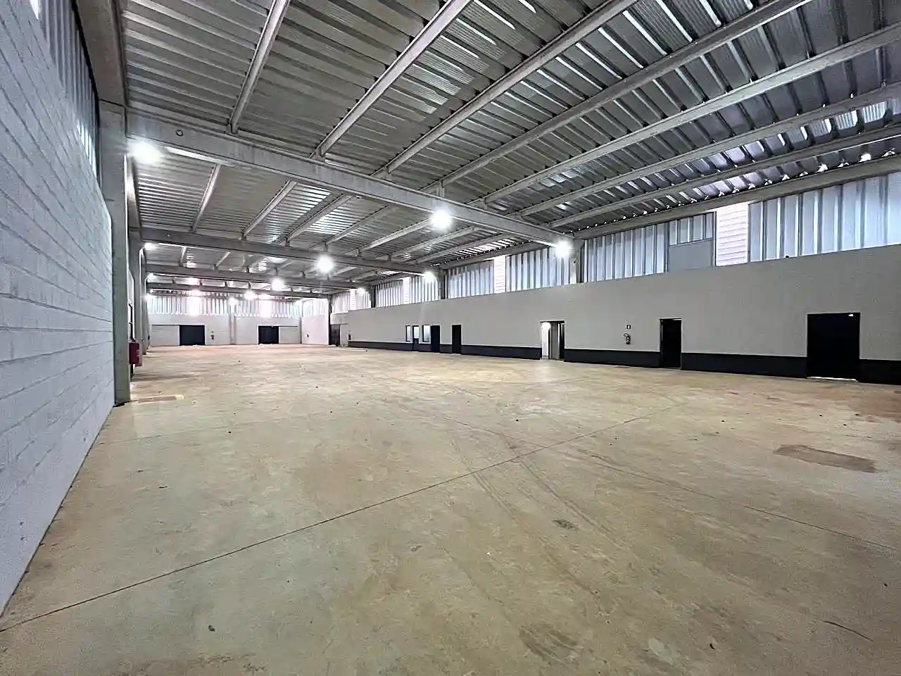 Loja / Salão / Ponto Comercial  para aluguel, 1500m² — foto 1 de 43