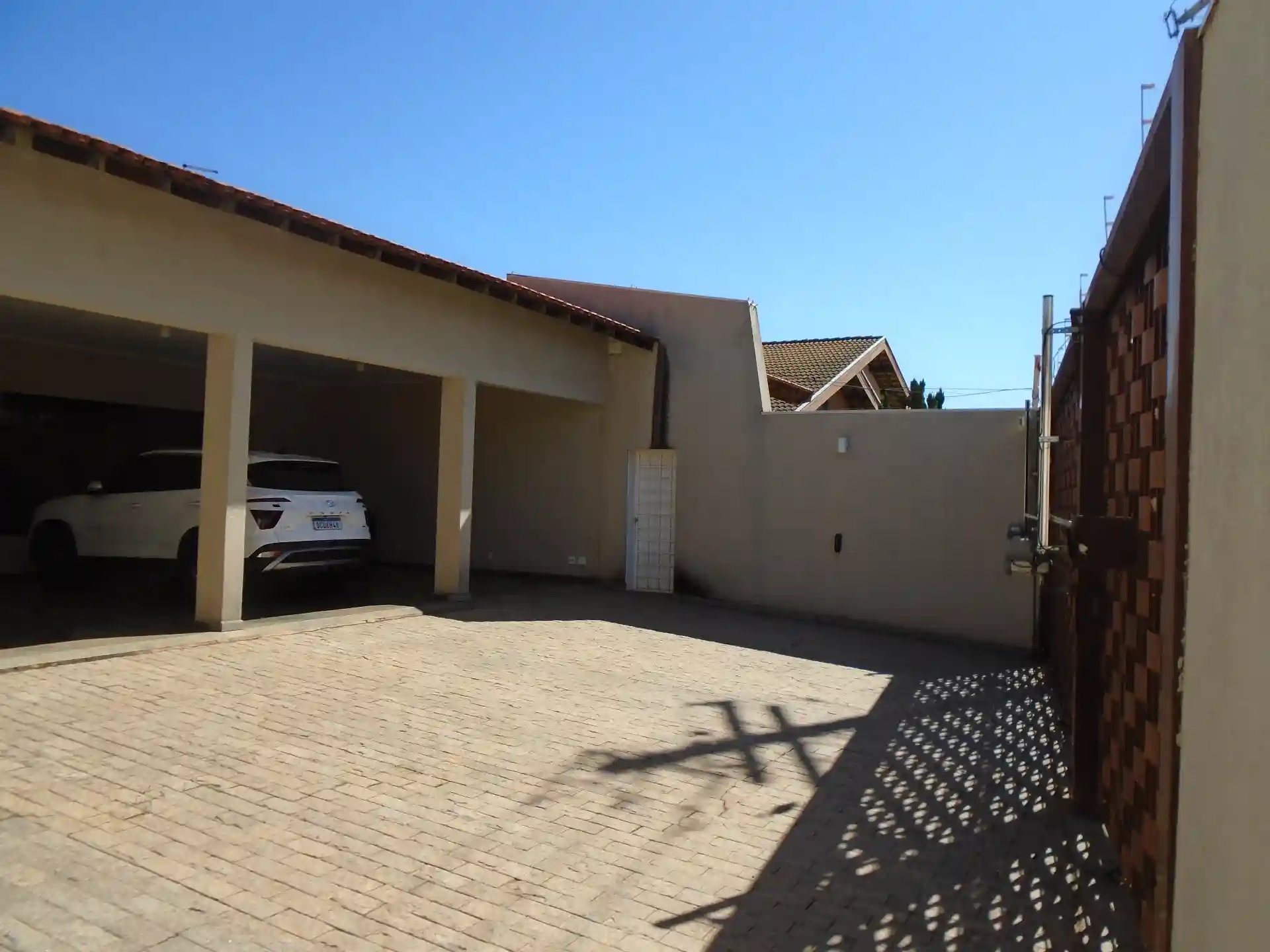 Casa com 6 quartos para aluguel, 547m² — foto 2 de 22