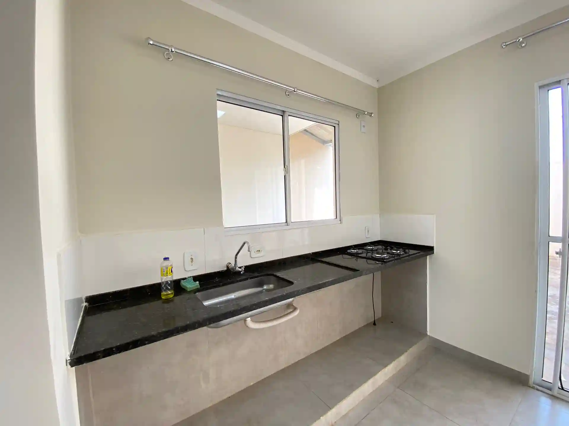 Casa de Condomínio com 2 quartos para aluguel, 100m² — foto 2 de 8