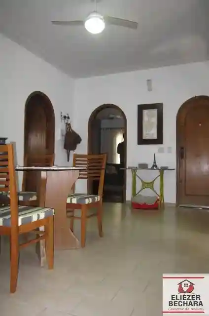 Casa com 3 quartos à venda, 240m² — foto 1 de 29