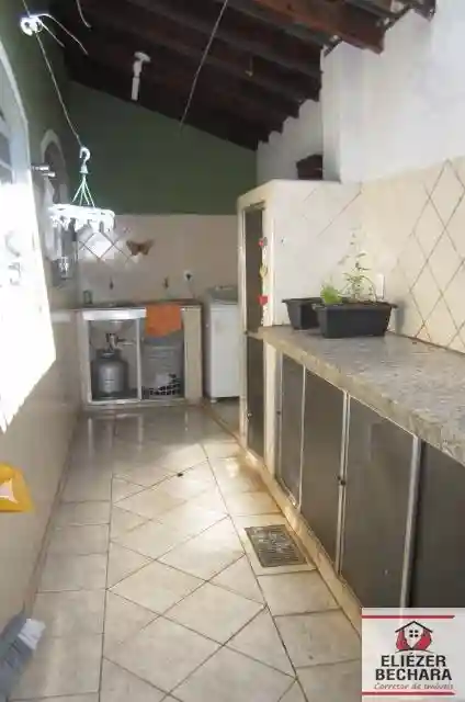 Casa com 3 quartos à venda, 240m² — foto 2 de 29