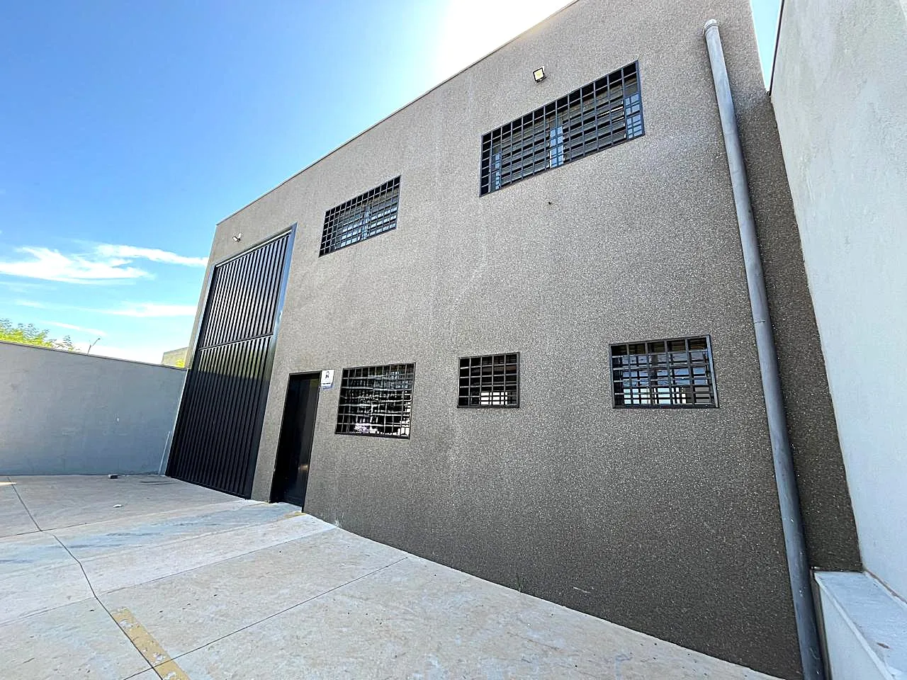 Loja / Salão / Ponto Comercial para aluguel, 300m² — foto 1 de 14