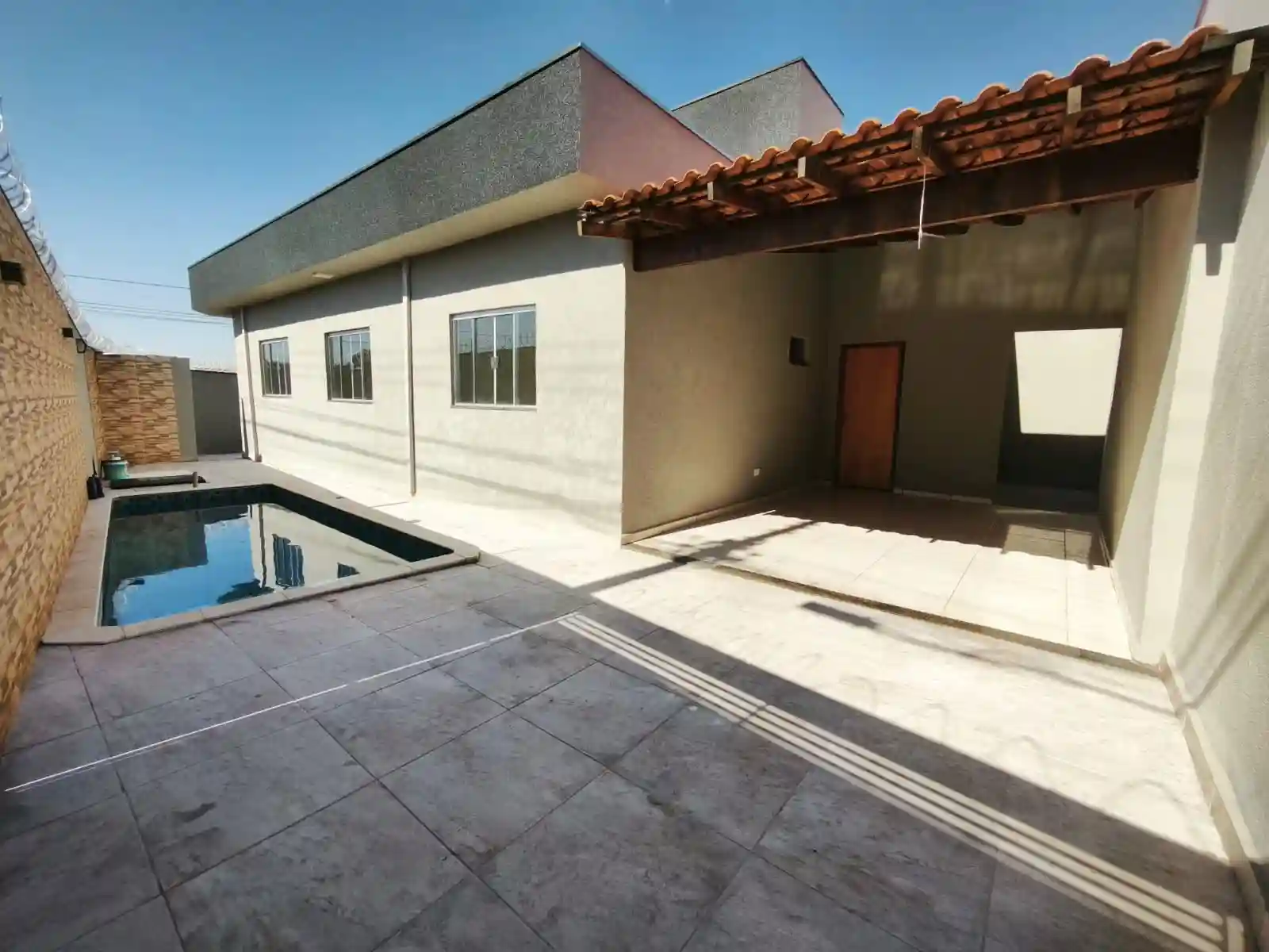 Casa com 3 quartos à venda, 202m² — foto 1 de 16