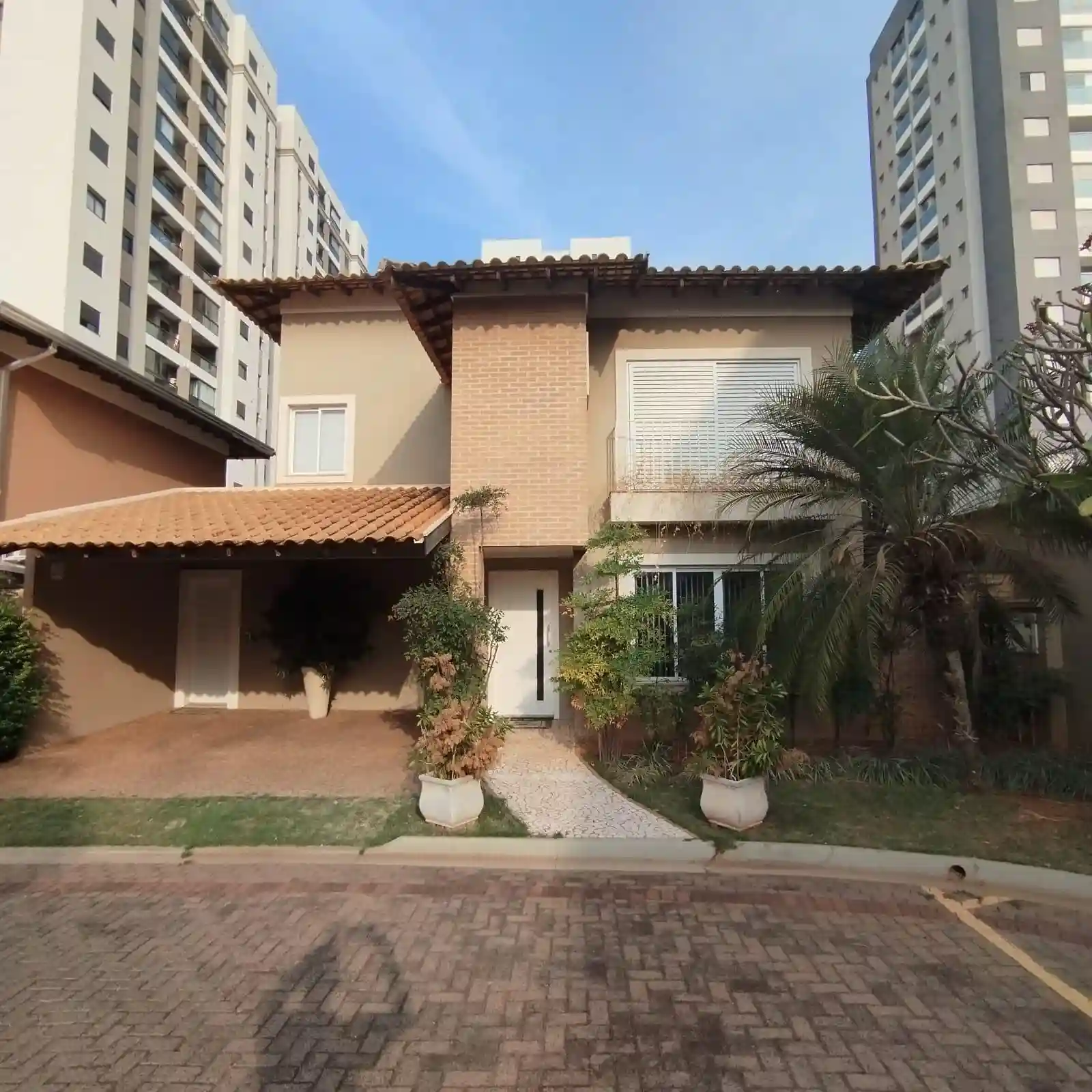Casa de Condomínio com 3 quartos à venda, 200m² — foto 2 de 45