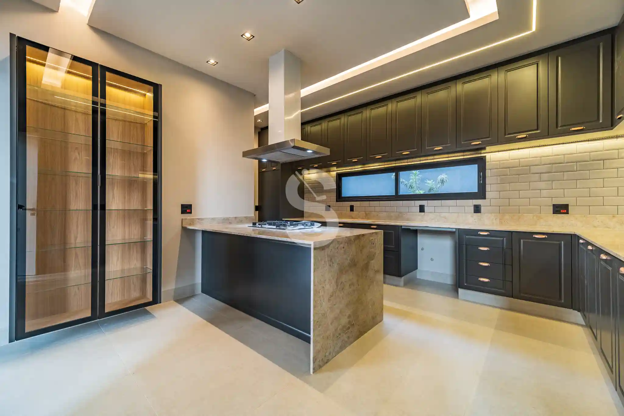Casa de Condomínio com 4 quartos à venda, 590m² — foto 4 de 8