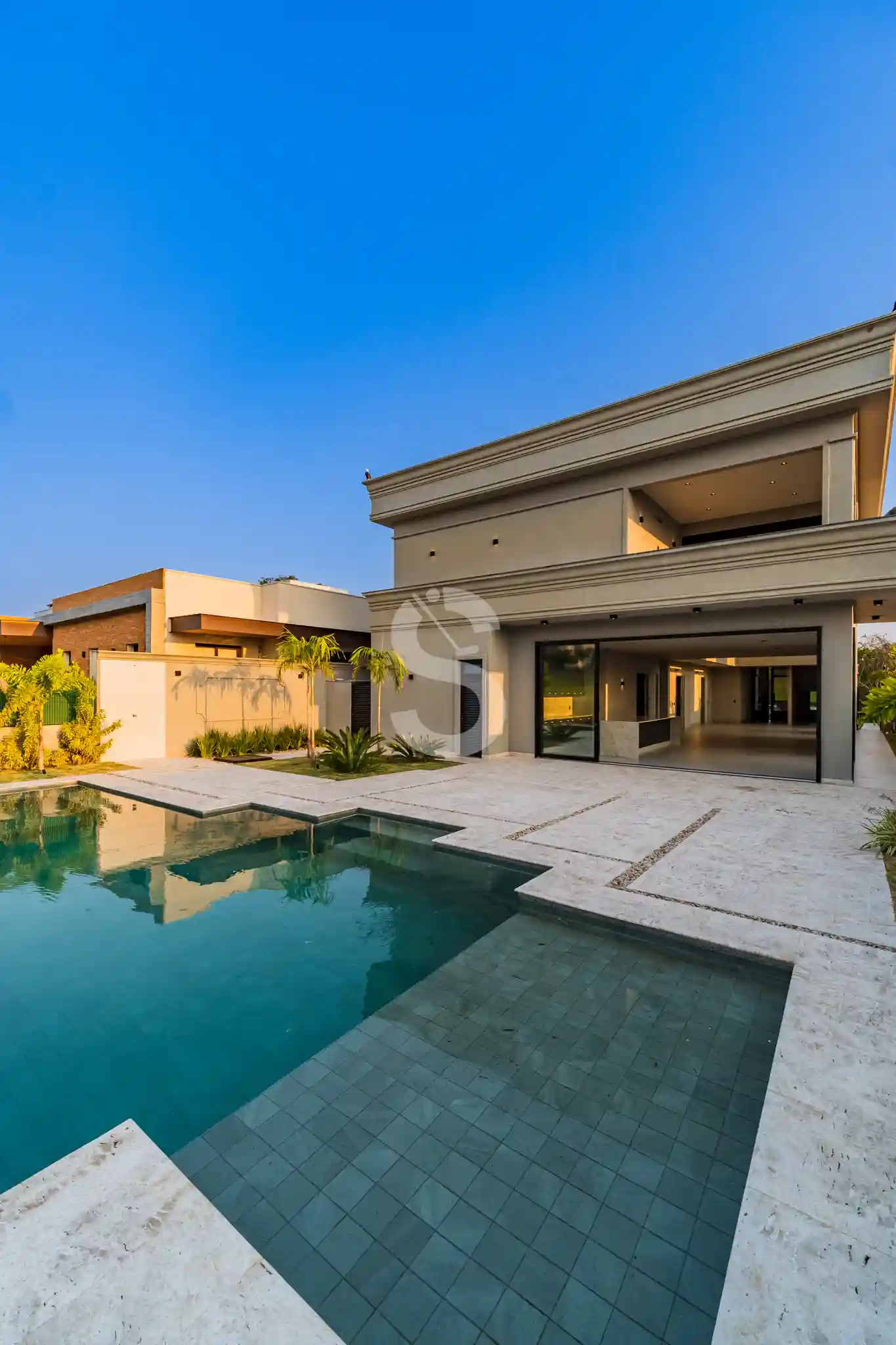 Casa de Condomínio com 4 quartos à venda, 590m² — foto 1 de 8