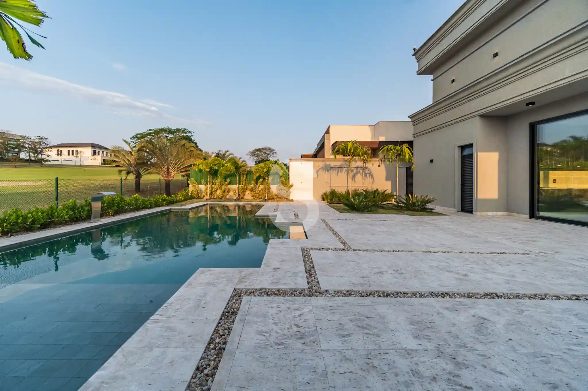 Casa de Condomínio com 4 quartos à venda, 590m² — foto 3 de 8