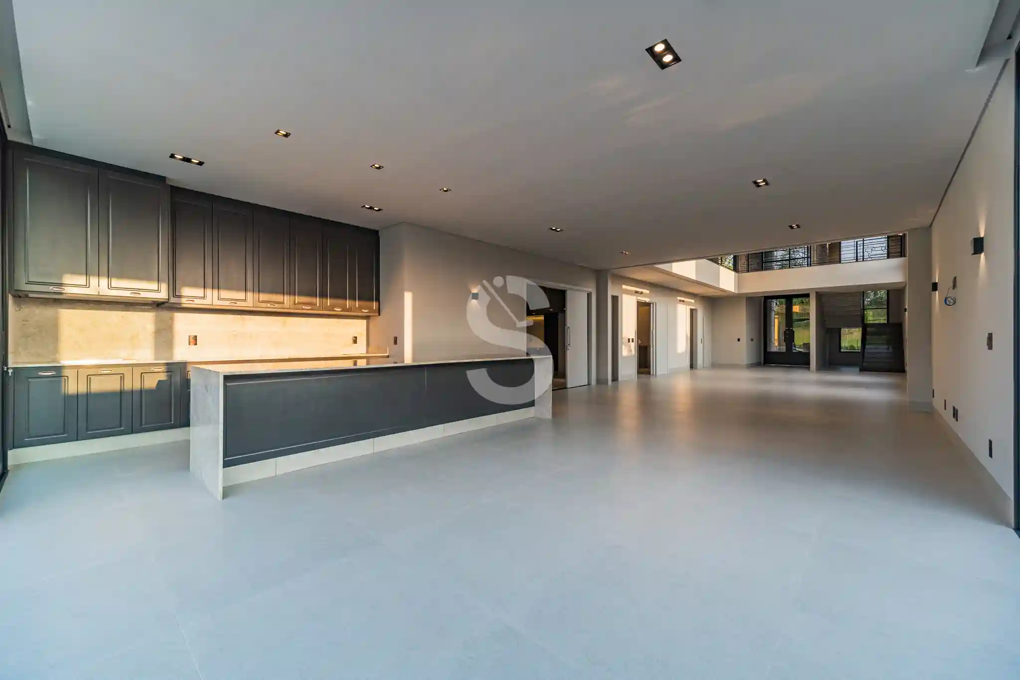 Casa de Condomínio com 4 quartos à venda, 590m² — foto 2 de 8
