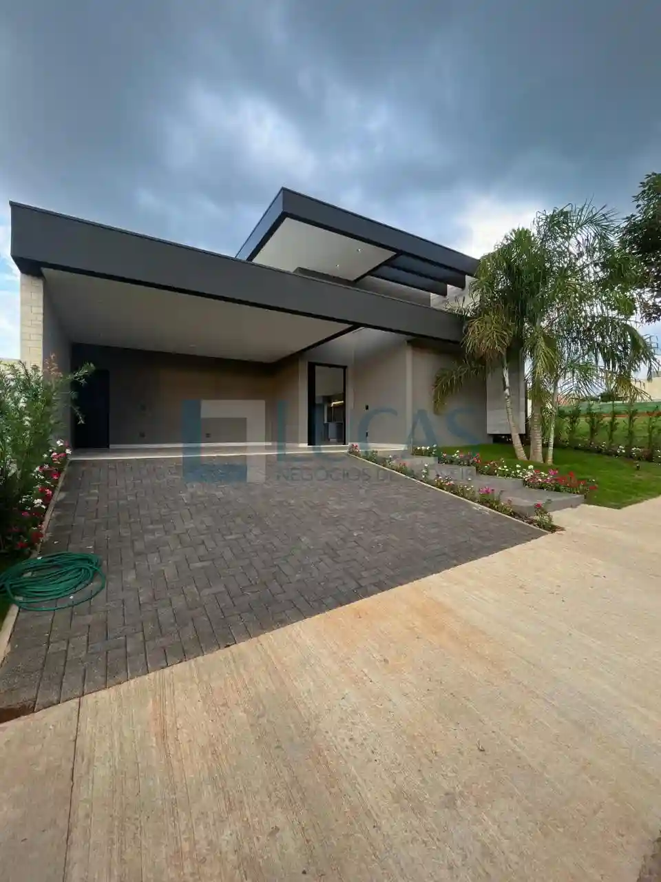 Casa de Condomínio com 3 quartos à venda, 223m² — foto 2 de 20