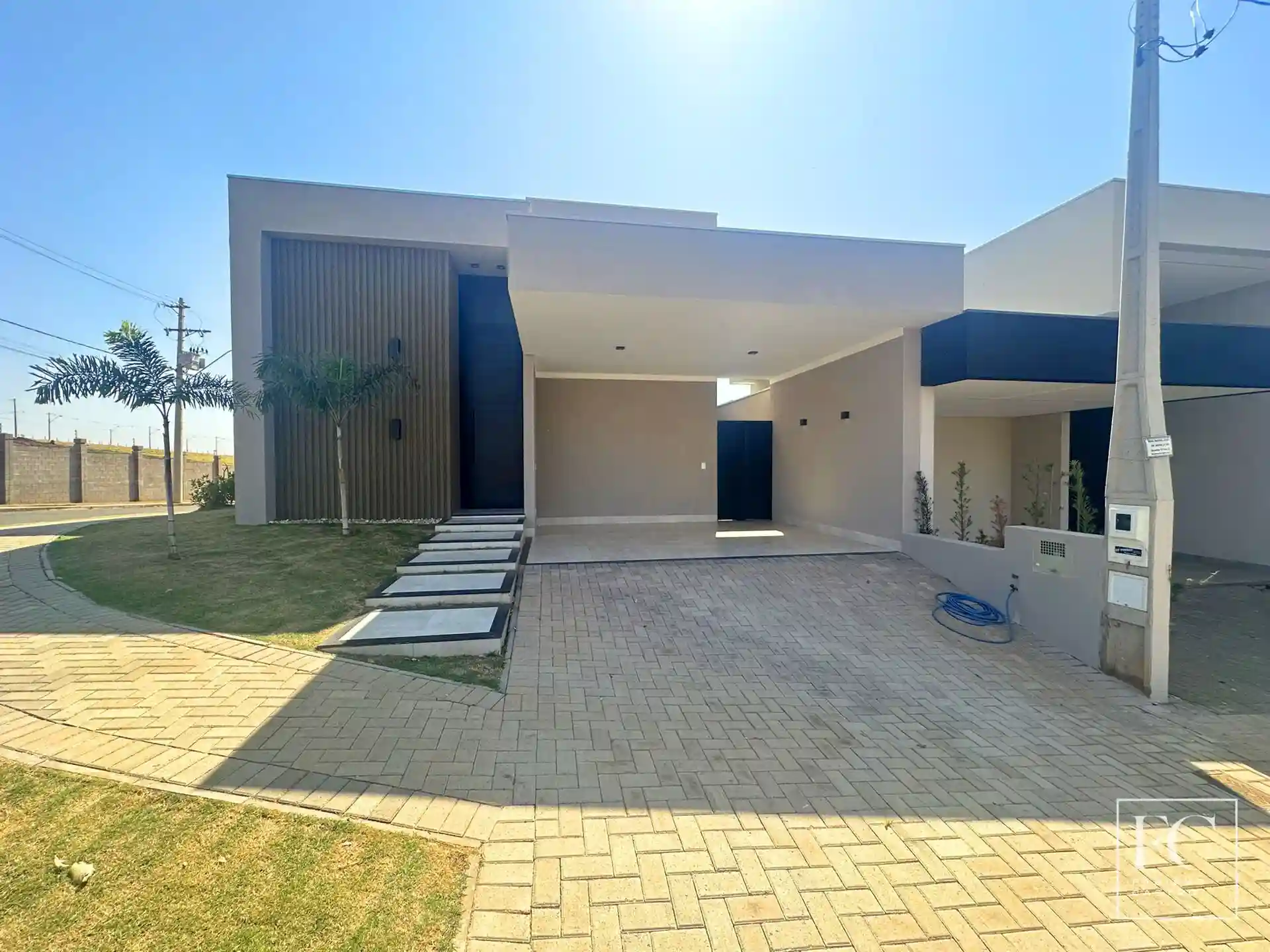 Casa de Condomínio com 3 quartos à venda, 156m² — foto 2 de 28