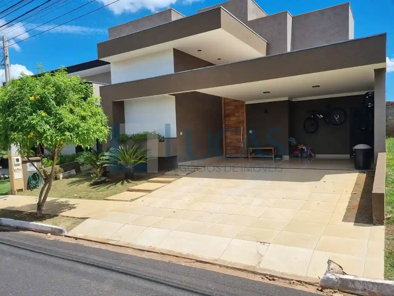 Casa de Condomínio com 3 quartos à venda, 220m² — foto 2 de 16