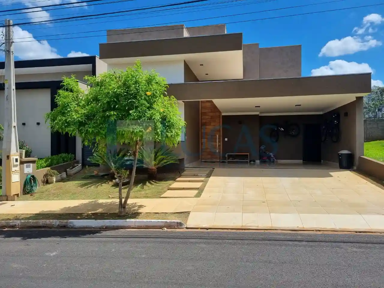 Casa de Condomínio com 3 quartos à venda, 220m² — foto 1 de 16