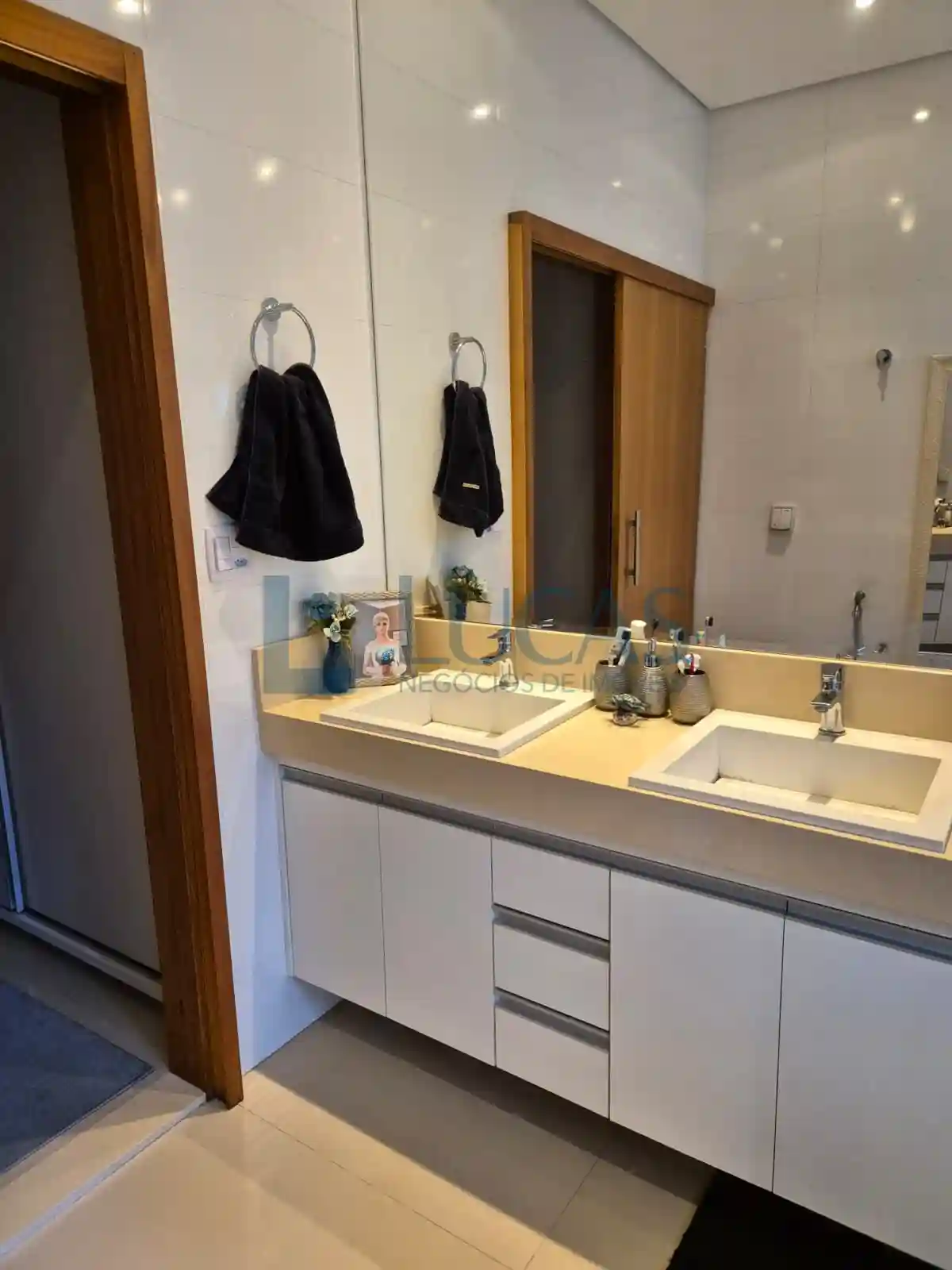 Casa de Condomínio com 3 quartos à venda, 220m² — foto 10 de 16
