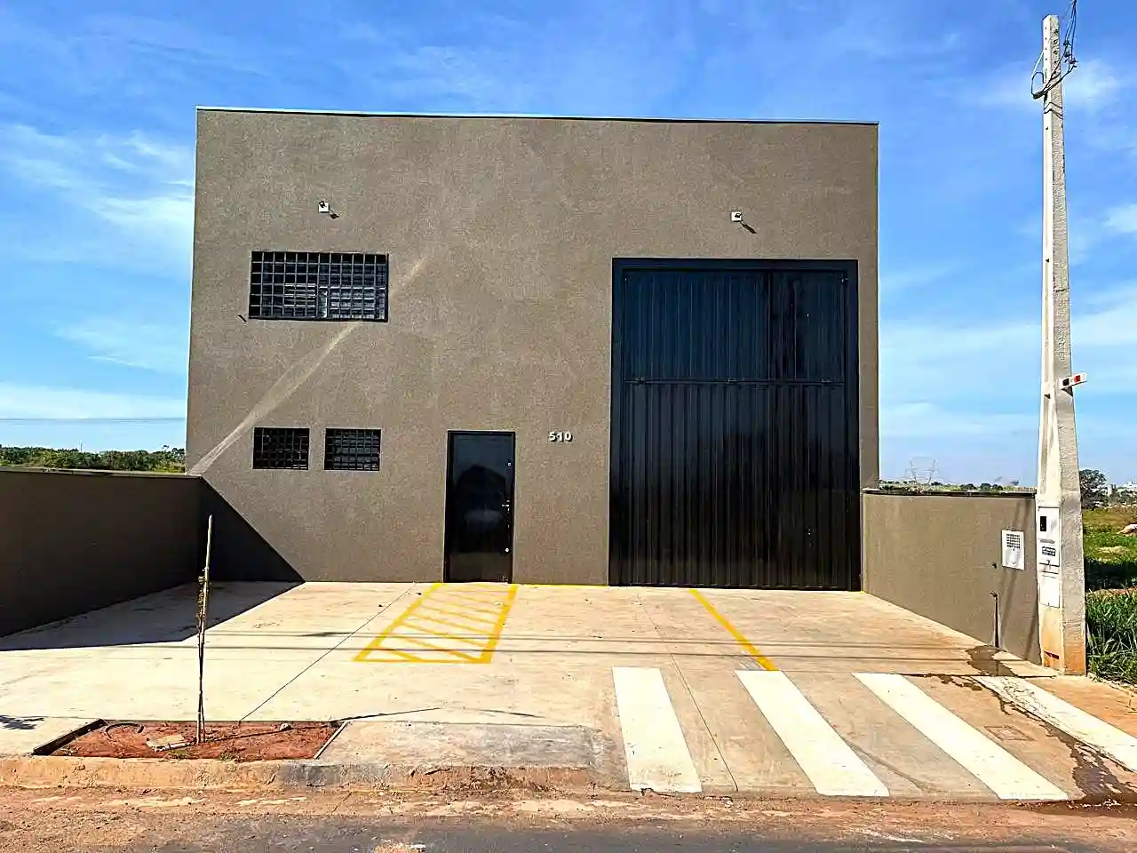 Galpão / Depósito / Armazém  à venda, 200m² — foto 2 de 15