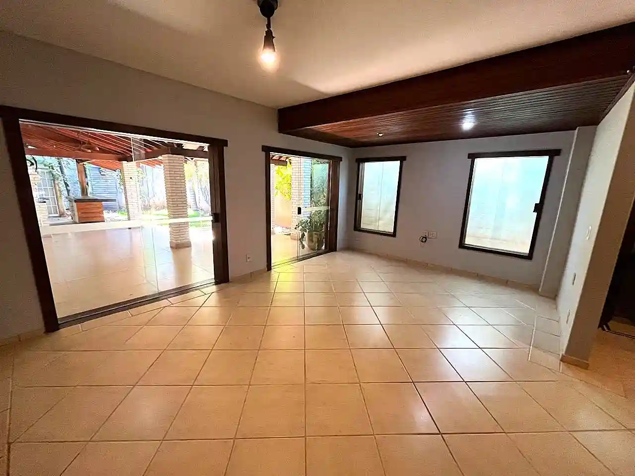 Casa com 3 quartos à venda, 293m² — foto 2 de 25