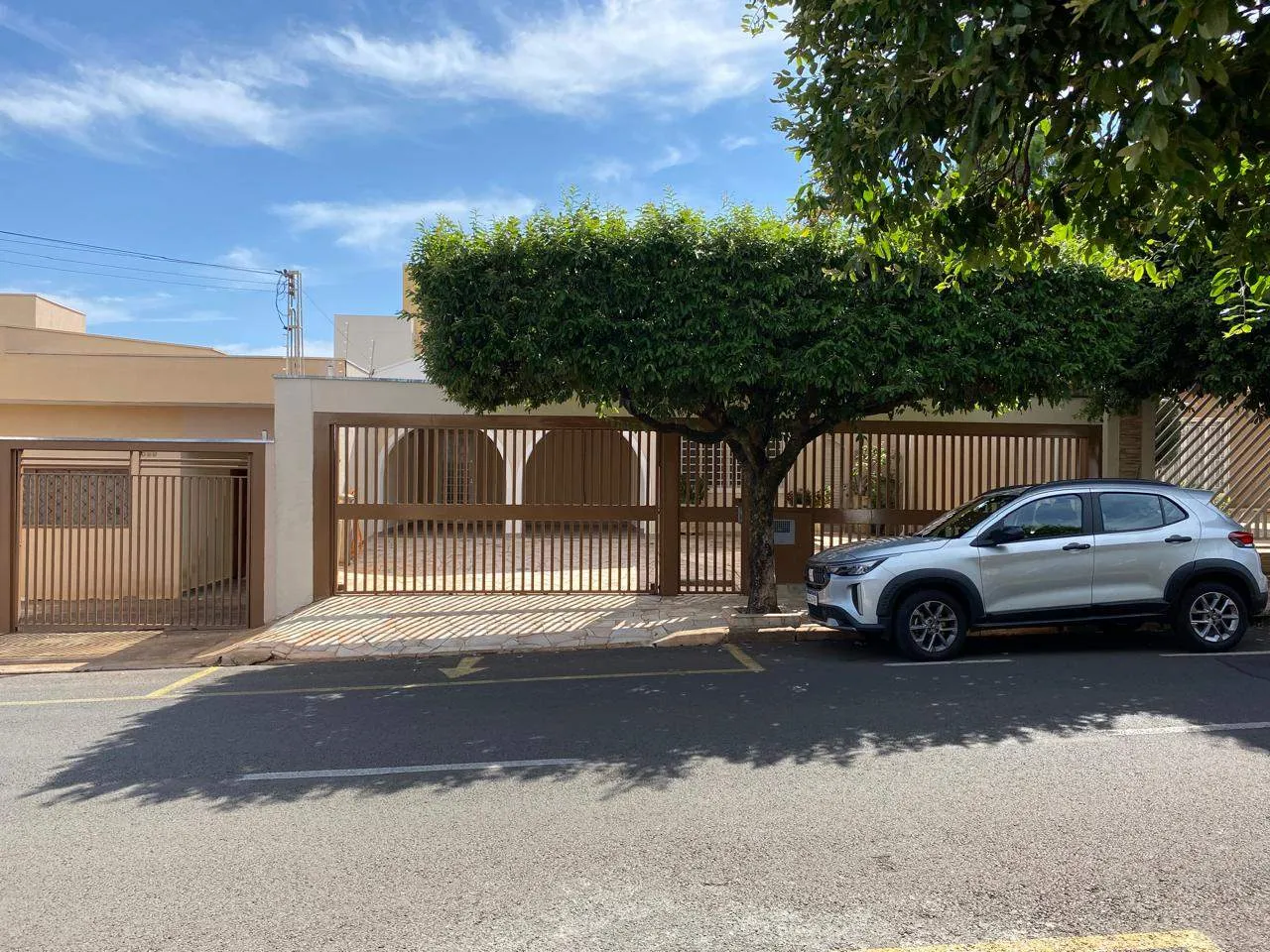 Casa com 3 quartos à venda, 220m² — foto 1 de 33