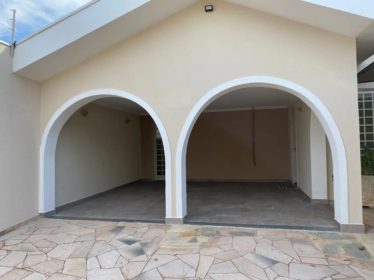 Casa com 3 quartos à venda, 220m² — foto 2 de 33