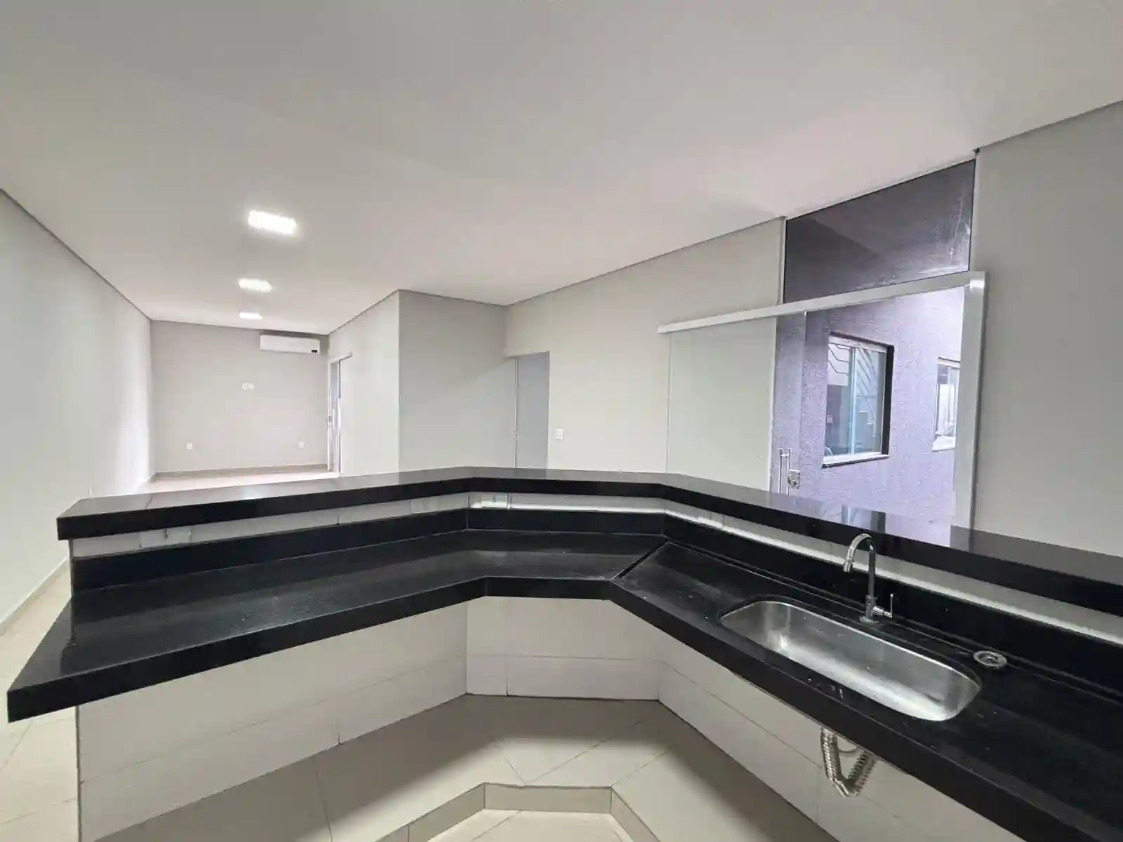 Casa com 4 quartos à venda, 220m² — foto 3 de 28