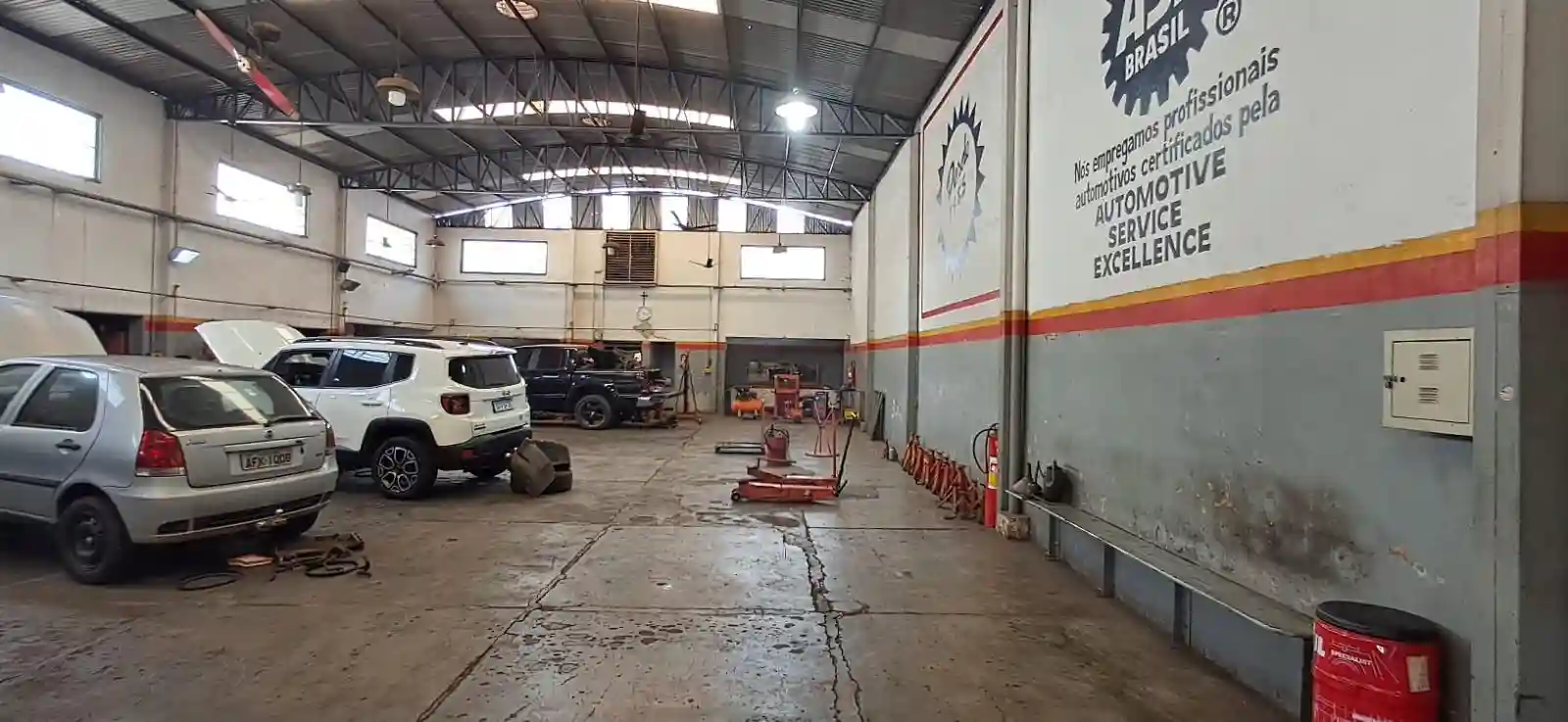 Galpão / Depósito / Armazém  para aluguel, 700m² — foto 2 de 4