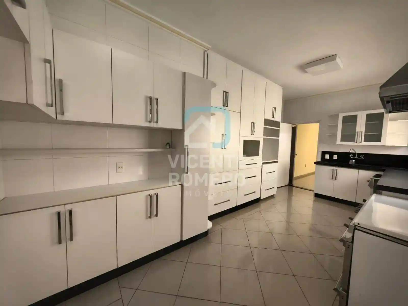 Casa de Condomínio com 4 quartos para aluguel, 400m² — foto 4 de 25