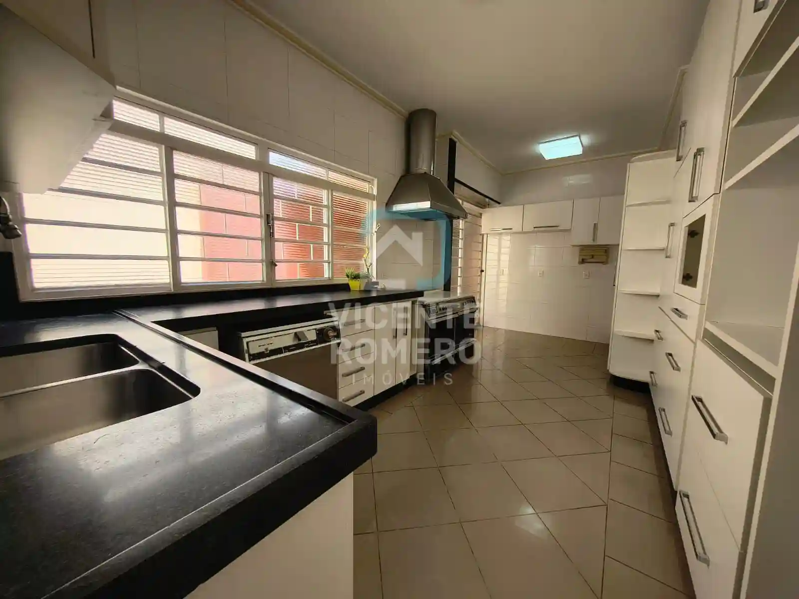 Casa de Condomínio com 4 quartos para aluguel, 400m² — foto 14 de 25
