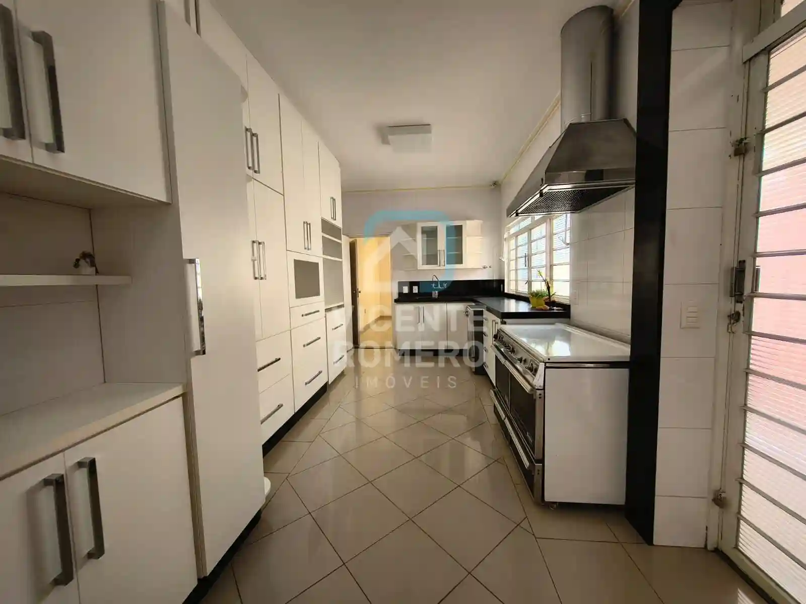 Casa de Condomínio com 4 quartos para aluguel, 400m² — foto 1 de 25