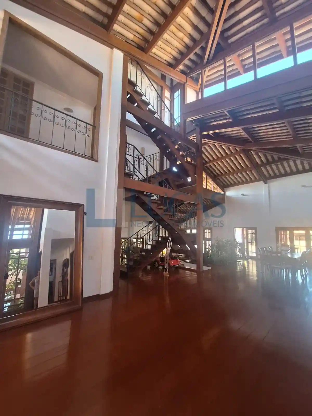 Casa com 3 quartos à venda, 1600m² — foto 1 de 35