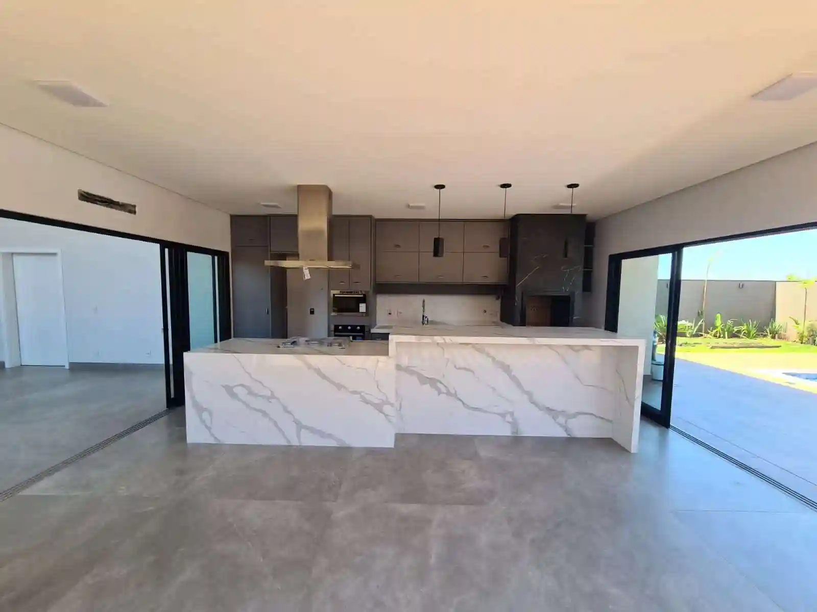 Casa de Condomínio com 4 quartos à venda, 476m² — foto 2 de 60