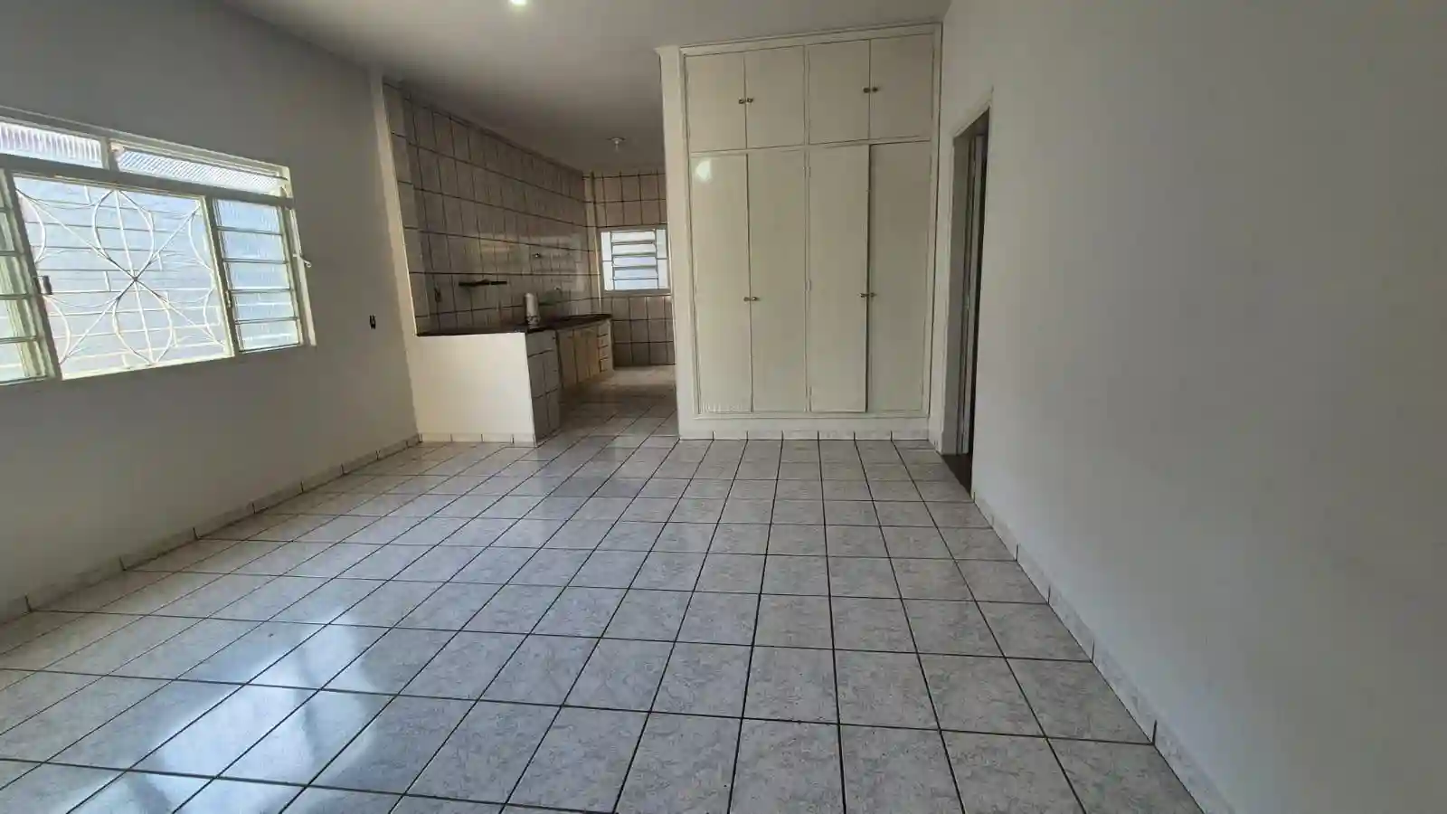 Casa com 3 quartos à venda, 300m² — foto 2 de 13