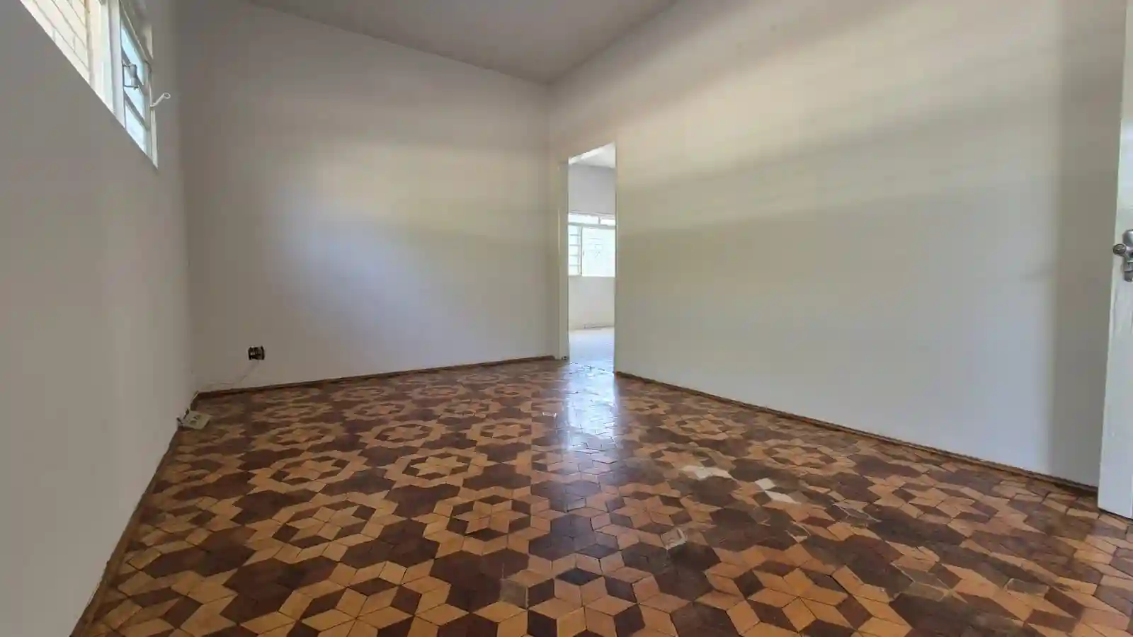 Casa com 3 quartos à venda, 300m² — foto 1 de 13