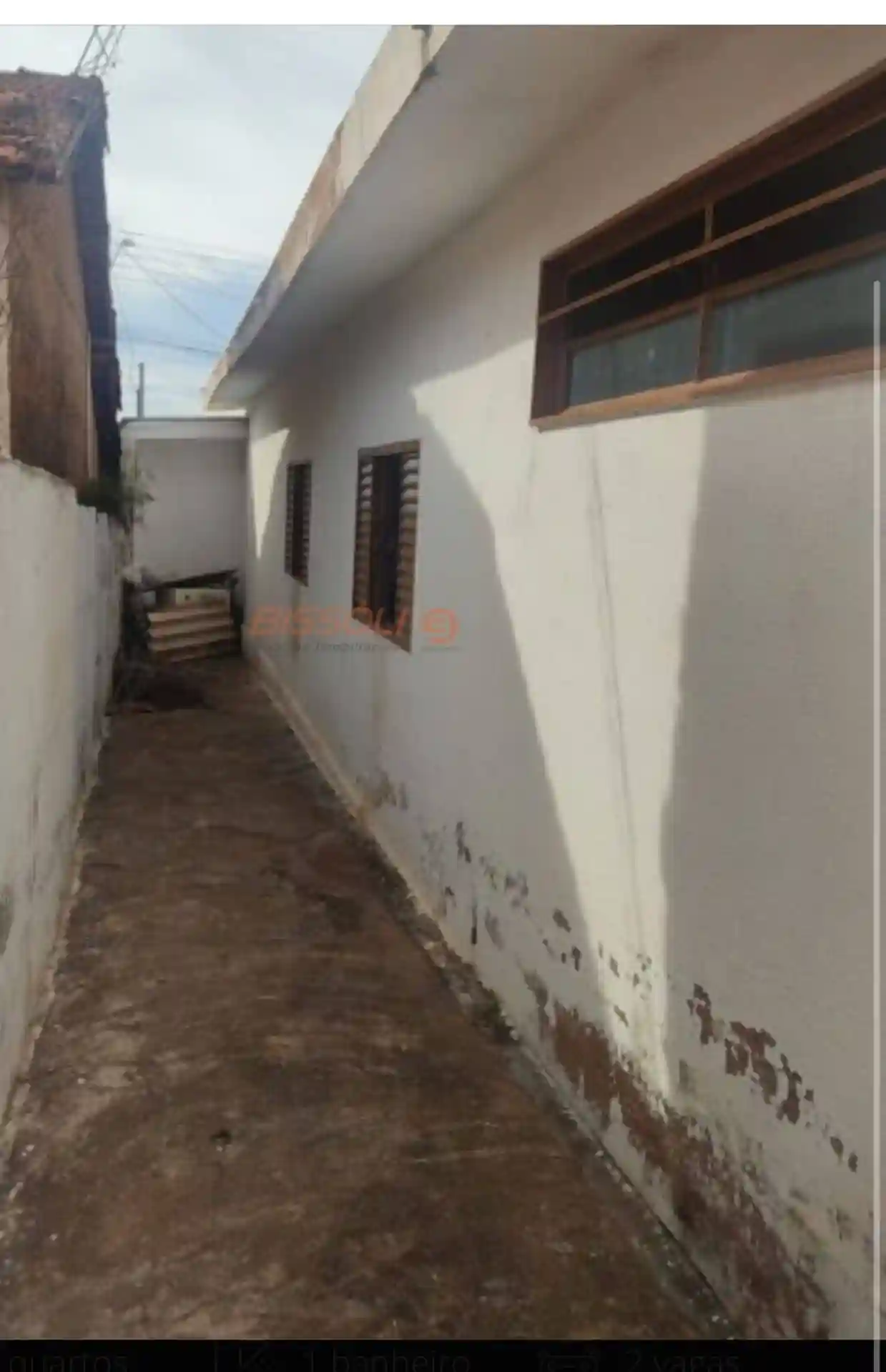 Casa com 3 quartos à venda, 300m² — foto 2 de 5