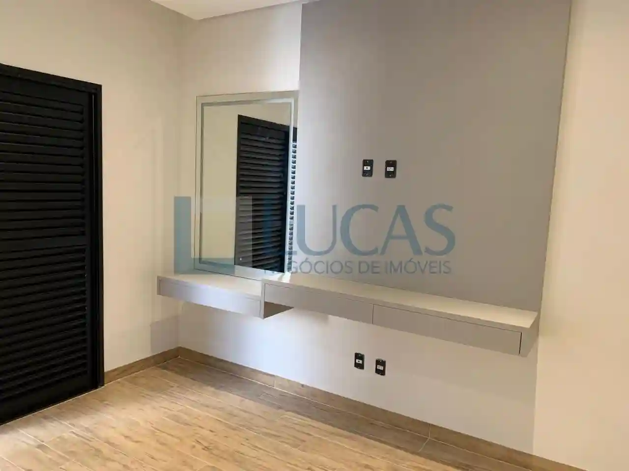 Casa de Condomínio com 4 quartos à venda, 228m² — foto 4 de 13