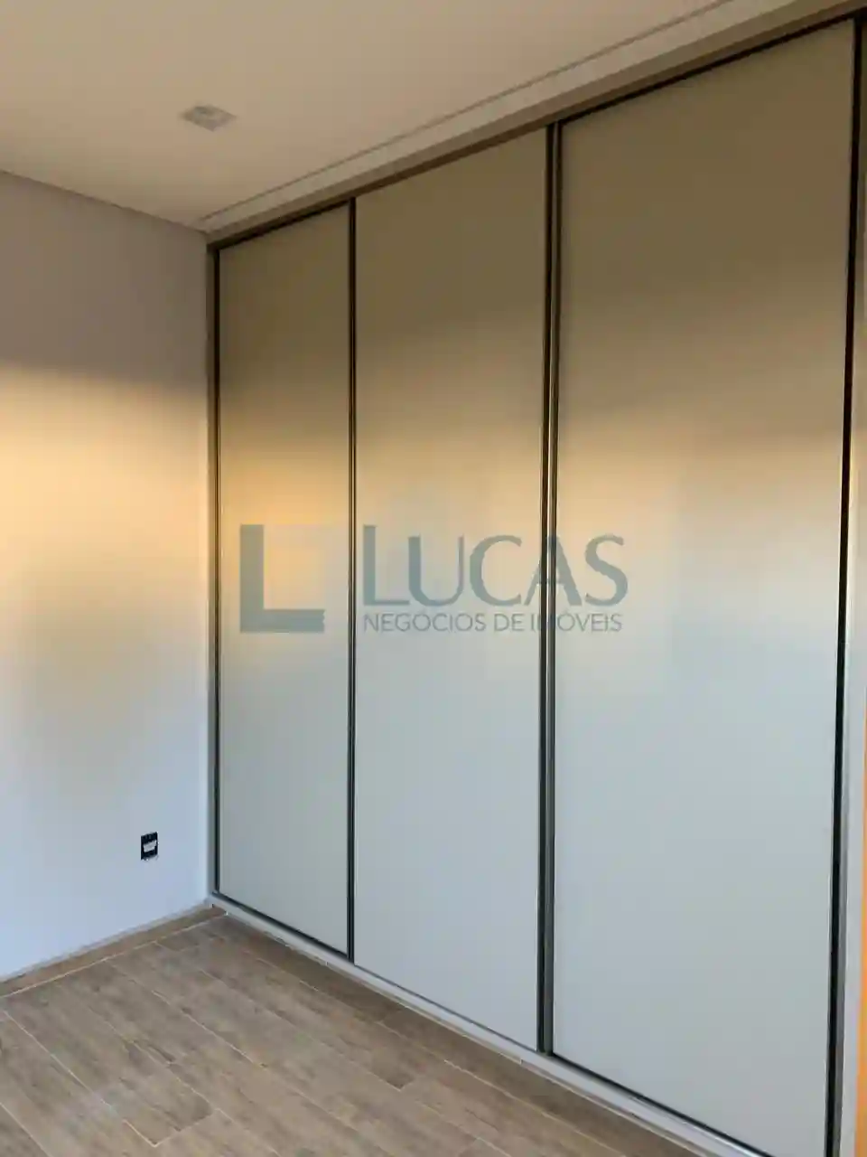 Casa de Condomínio com 4 quartos à venda, 228m² — foto 3 de 13