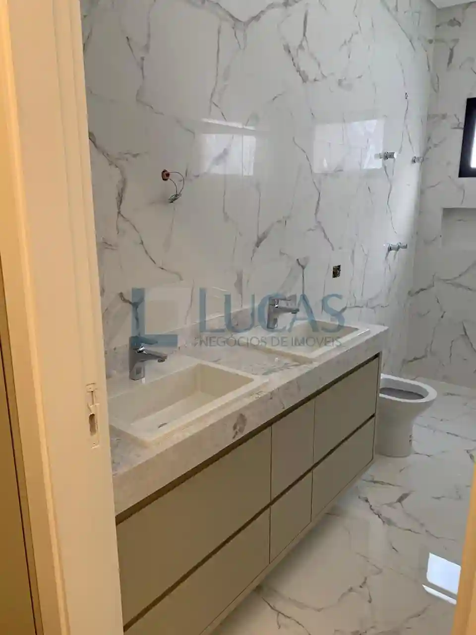Casa de Condomínio com 4 quartos à venda, 228m² — foto 2 de 13