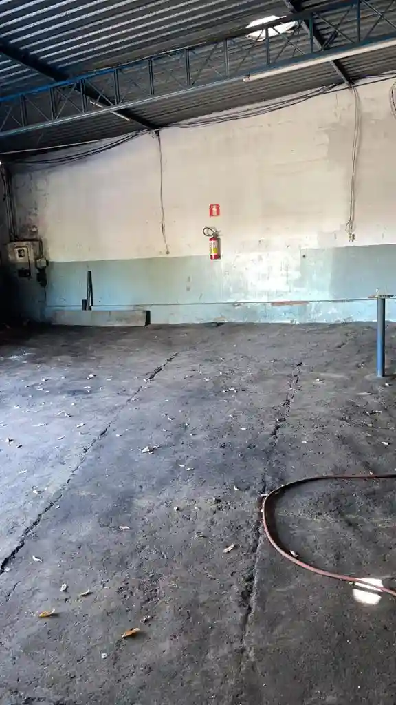 Galpão / Depósito / Armazém  para aluguel, 210m² — foto 9 de 11