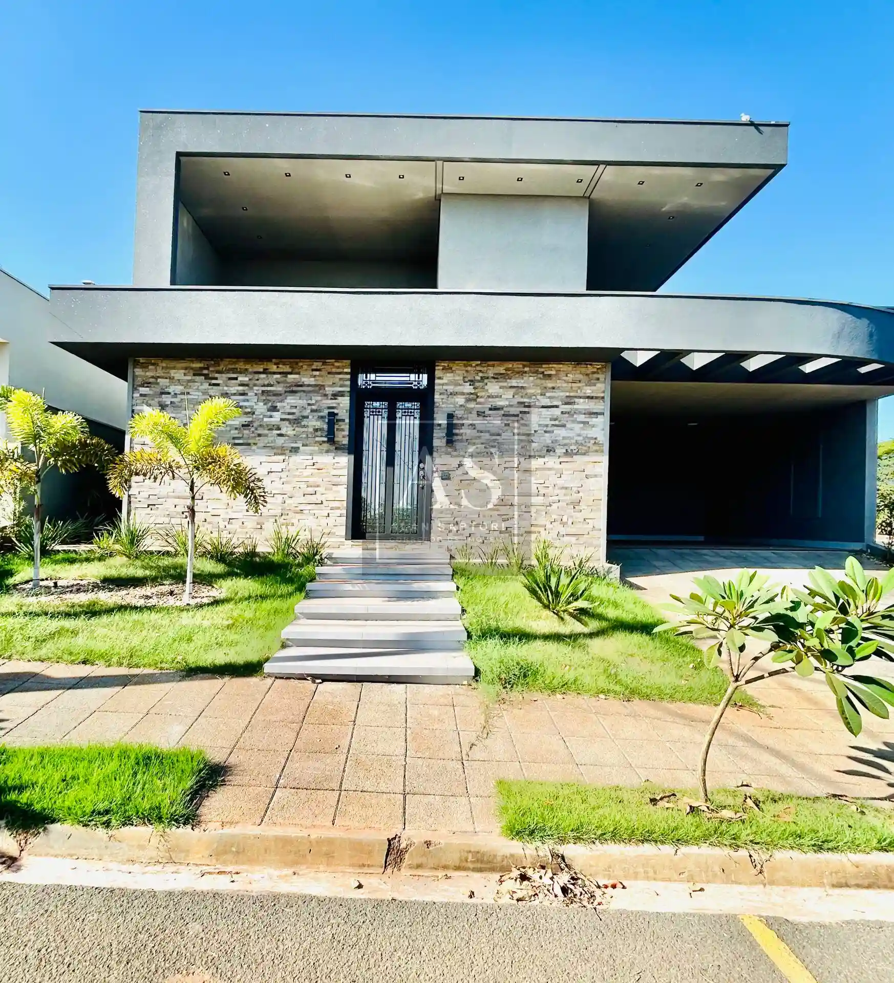 Casa de Condomínio com 3 quartos à venda, 230m² — foto 1 de 38