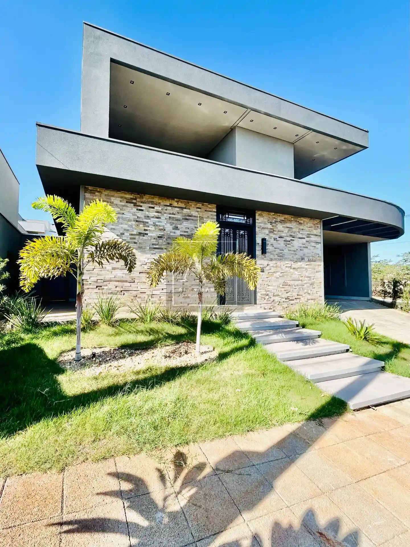 Casa de Condomínio com 3 quartos à venda, 230m² — foto 2 de 38