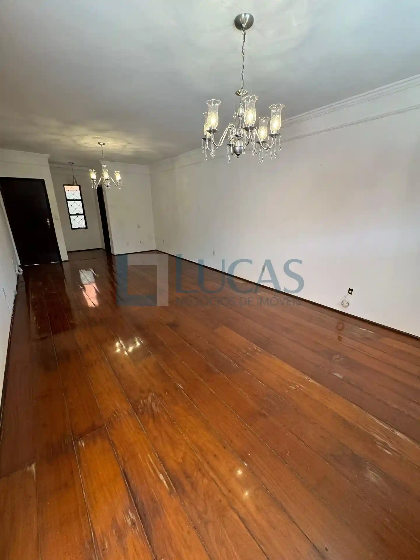 Casa com 3 quartos à venda, 258m² — foto 2 de 13
