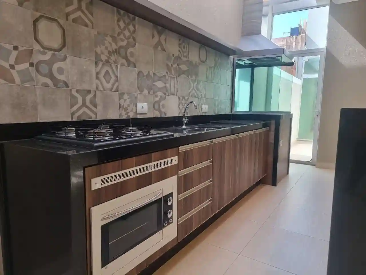 Casa de Condomínio com 3 quartos para aluguel, 240m² — foto 4 de 27