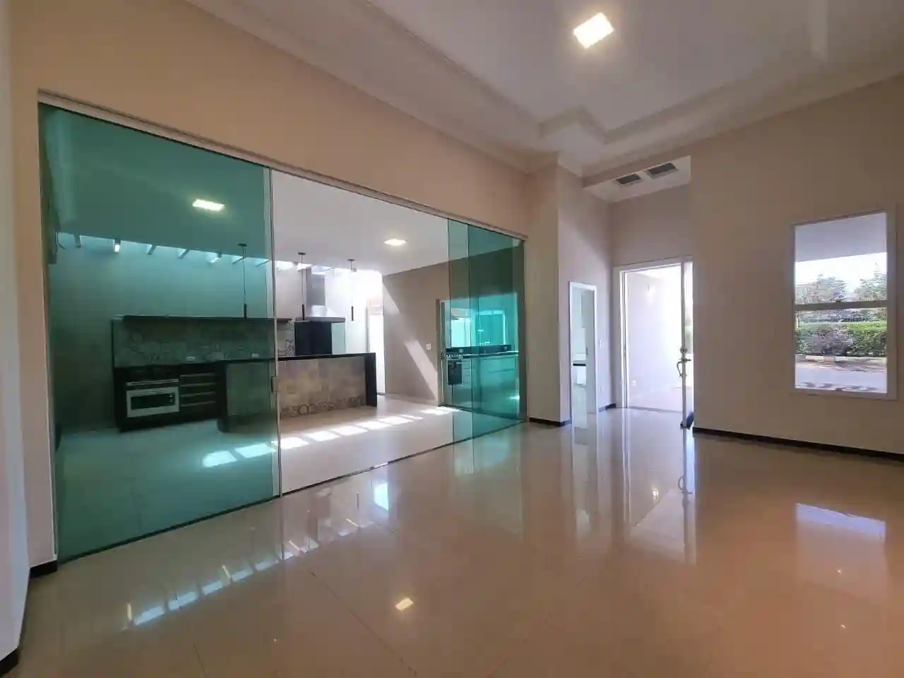 Casa de Condomínio com 3 quartos para aluguel, 240m² — foto 2 de 27