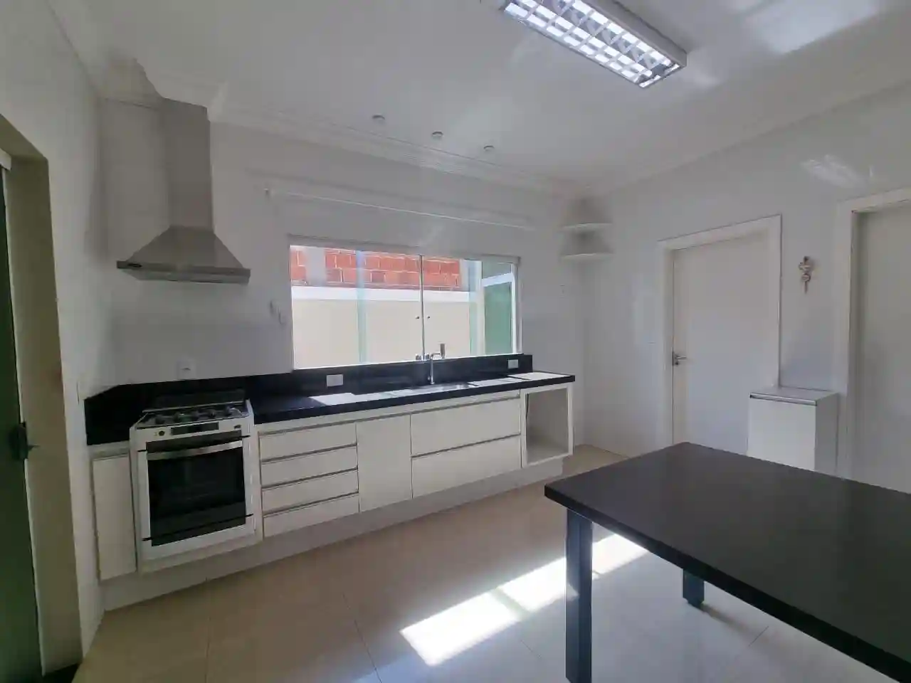 Casa de Condomínio com 3 quartos para aluguel, 240m² — foto 10 de 27