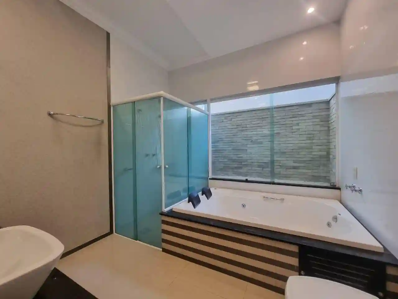 Casa de Condomínio com 3 quartos para aluguel, 240m² — foto 16 de 27