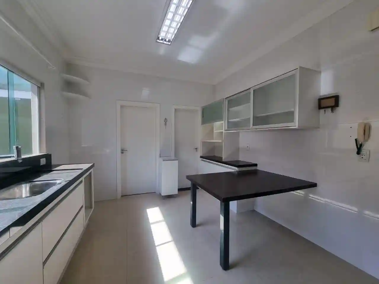 Casa de Condomínio com 3 quartos para aluguel, 240m² — foto 6 de 27
