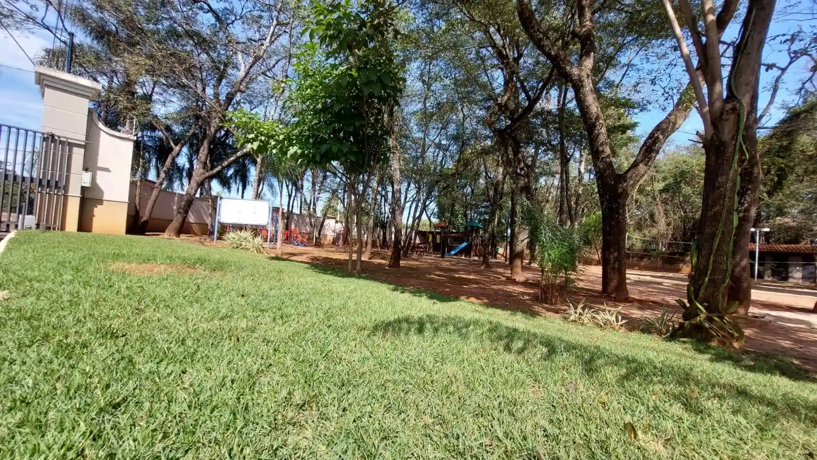 Terreno / Lote / Condomínio  à venda, 211m² — foto 3 de 3