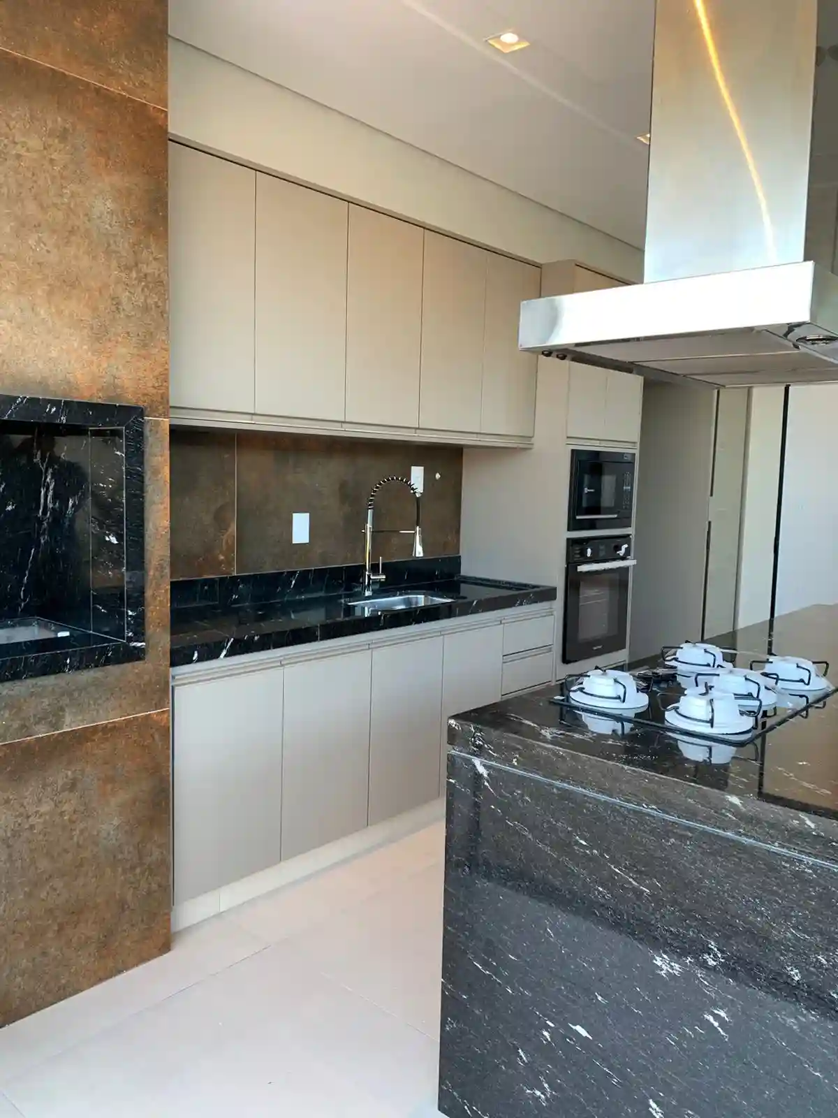 Casa de Condomínio com 3 quartos à venda, 377m² — foto 15 de 38