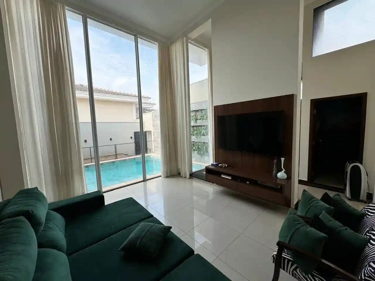 Casa de Condomínio com 3 quartos à venda, 220m² — foto 6 de 36