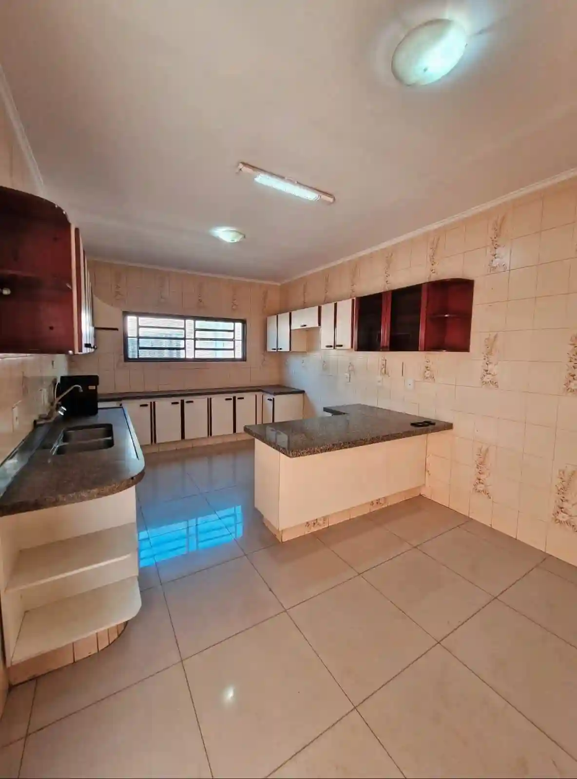 Casa com 3 quartos à venda, 360m² — foto 1 de 25