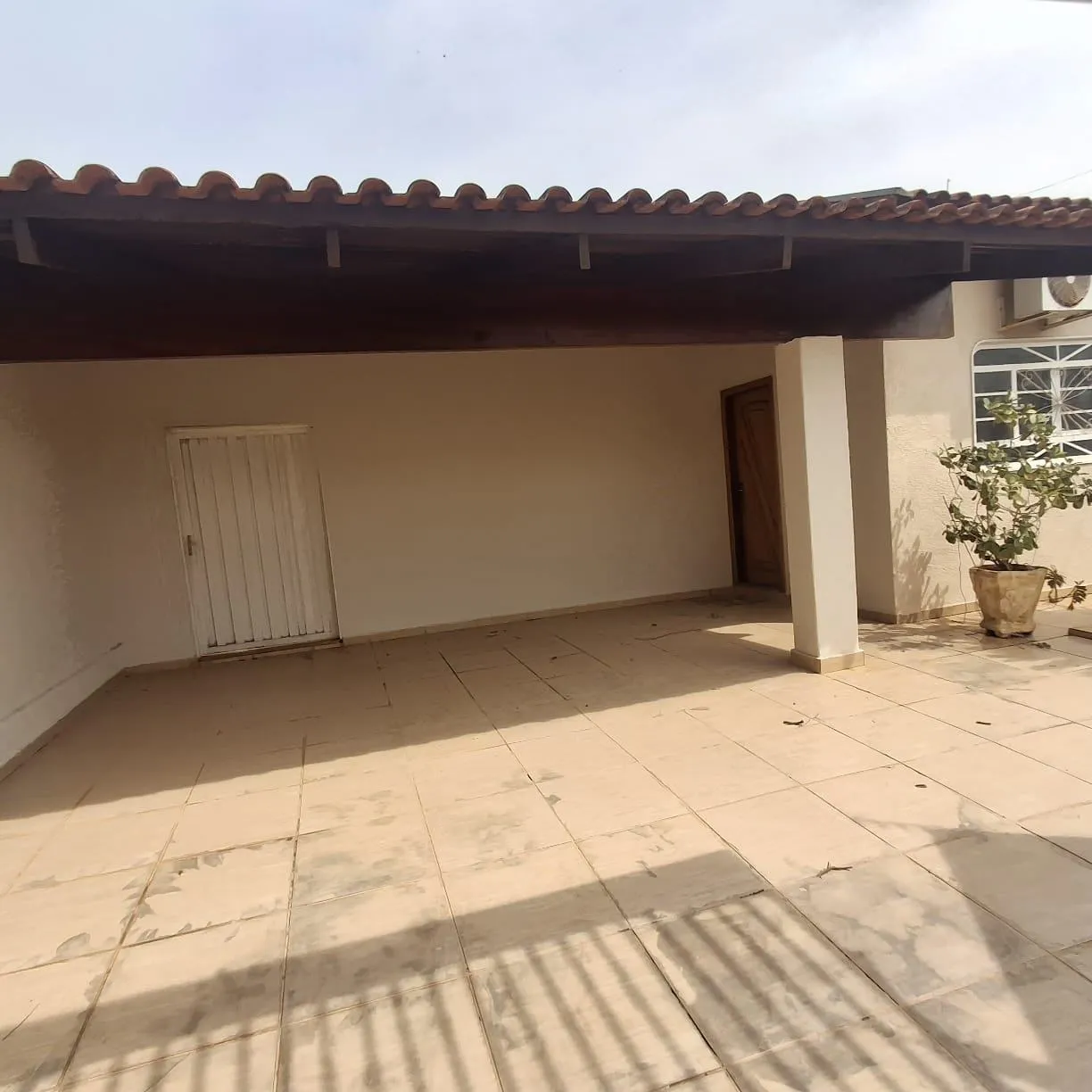 Casa com 3 quartos à venda, 250m² — foto 2 de 30