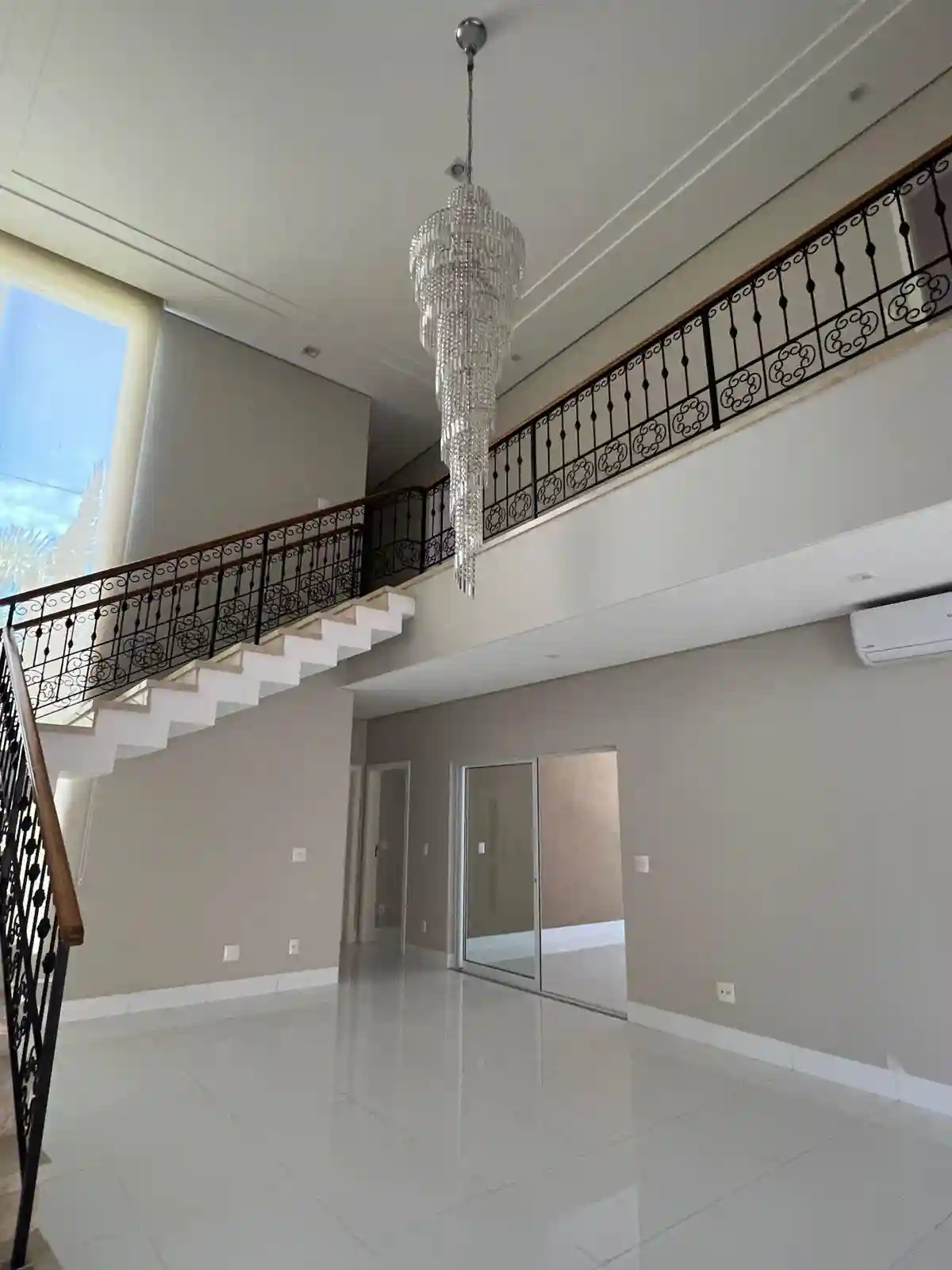 Casa de Condomínio com 4 quartos à venda, 383m² — foto 1 de 58