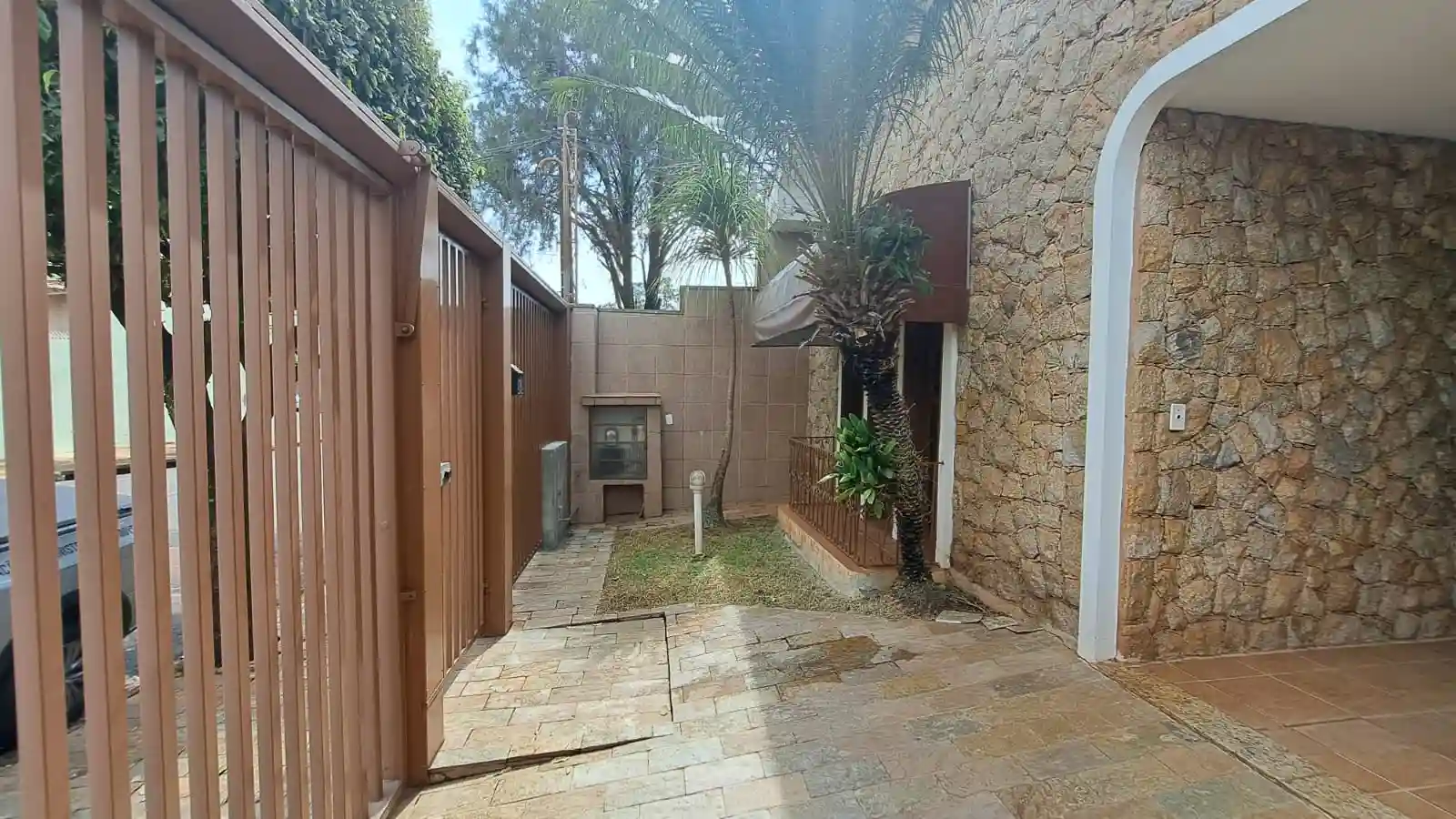 Casa  para aluguel, 200m² — foto 1 de 16